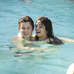 Shawn Mendes y Camila Cabello bañándose en la piscina en Miami