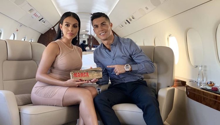 Cristiano Ronaldo con Georgina Rodríguez en su jet privado