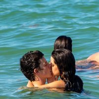 Shawn Mendes y Camila Cabello besándose en el mar