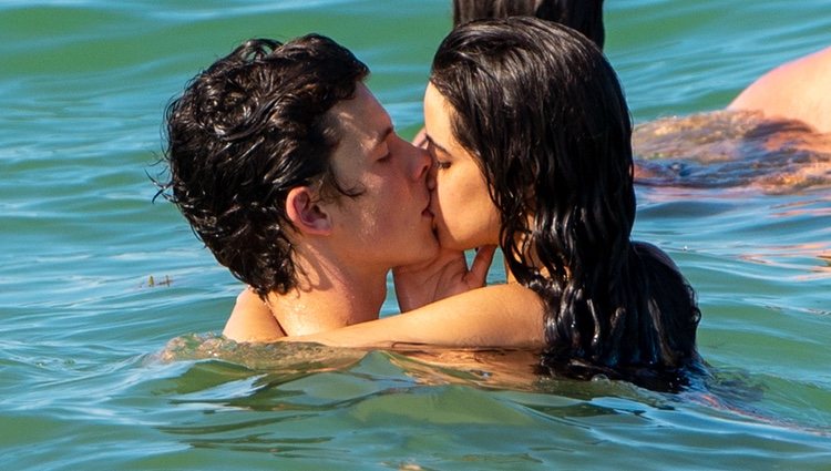 Shawn Mendes y Camila Cabello besándose en el mar