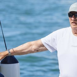 Harald de Noruega a bordo del Fram XVIII en la Copa del Rey de Vela