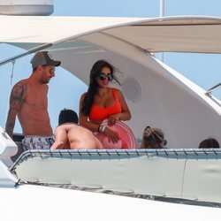 Leo Messi de risas con Daniella Semaan en Ibiza