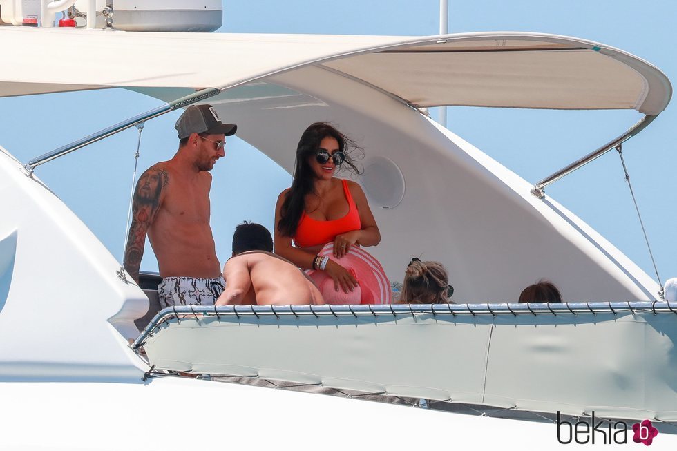 Leo Messi de risas con Daniella Semaan en Ibiza