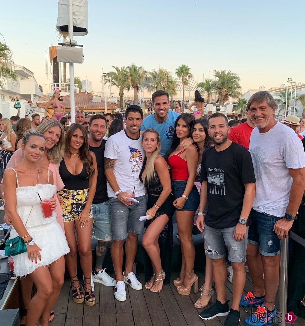 Antonella Roccuzzo, Leo Messi, Sofía Balbi, Luis Suárez, Jordi Alba, Romarey Ventura, Daniella Semaan y Cesc Fàbregas en Ibiza