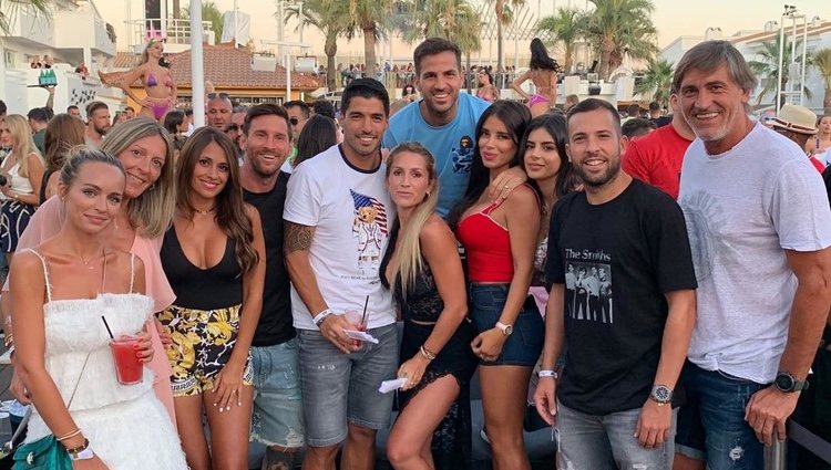 Antonella Roccuzzo, Leo Messi, Sofía Balbi, Luis Suárez, Jordi Alba, Romarey Ventura, Daniella Semaan y Cesc Fàbregas en Ibiza