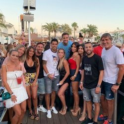 Antonella Roccuzzo, Leo Messi, Sofía Balbi, Luis Suárez, Jordi Alba, Romarey Ventura, Daniella Semaan y Cesc Fàbregas en Ibiza