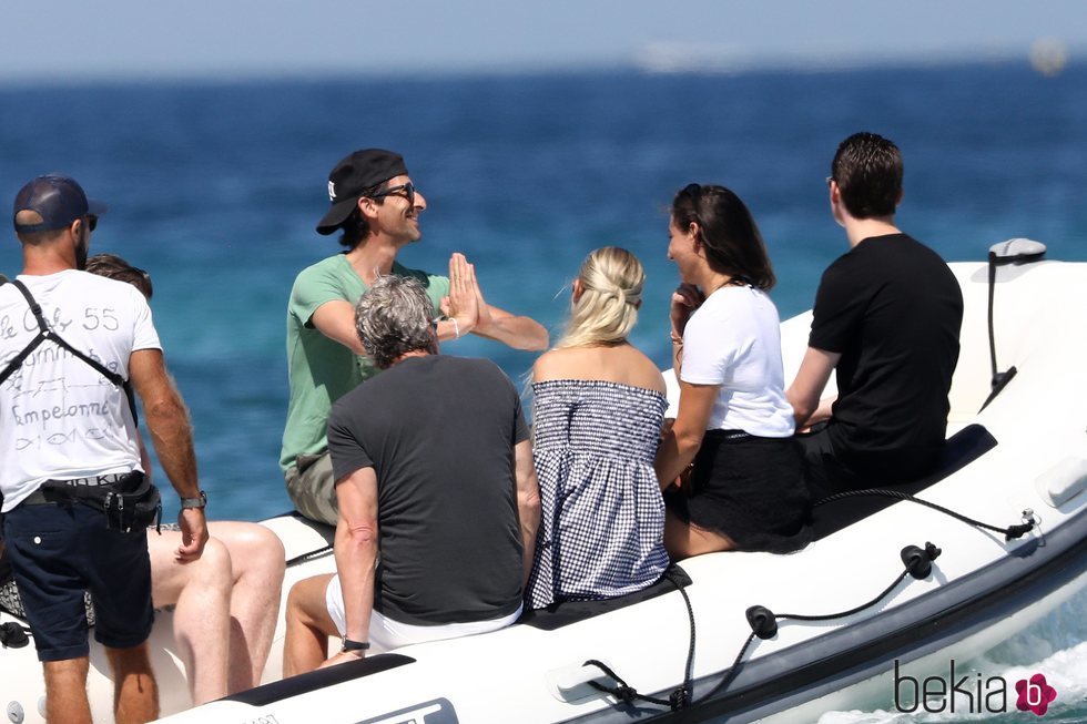 Adrien Brody con Natasha Poly y su marido Peter Bakker en una lancha en St Tropez