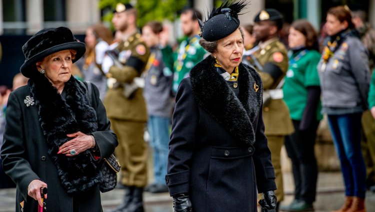 Lady Elizabeth Anson y la Princesa Ana en el funeral del Gran Duque Juan de Luxemburgo