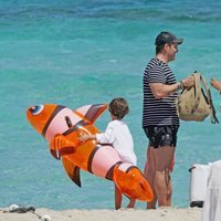 Manu Tenorio de descanso con su familia