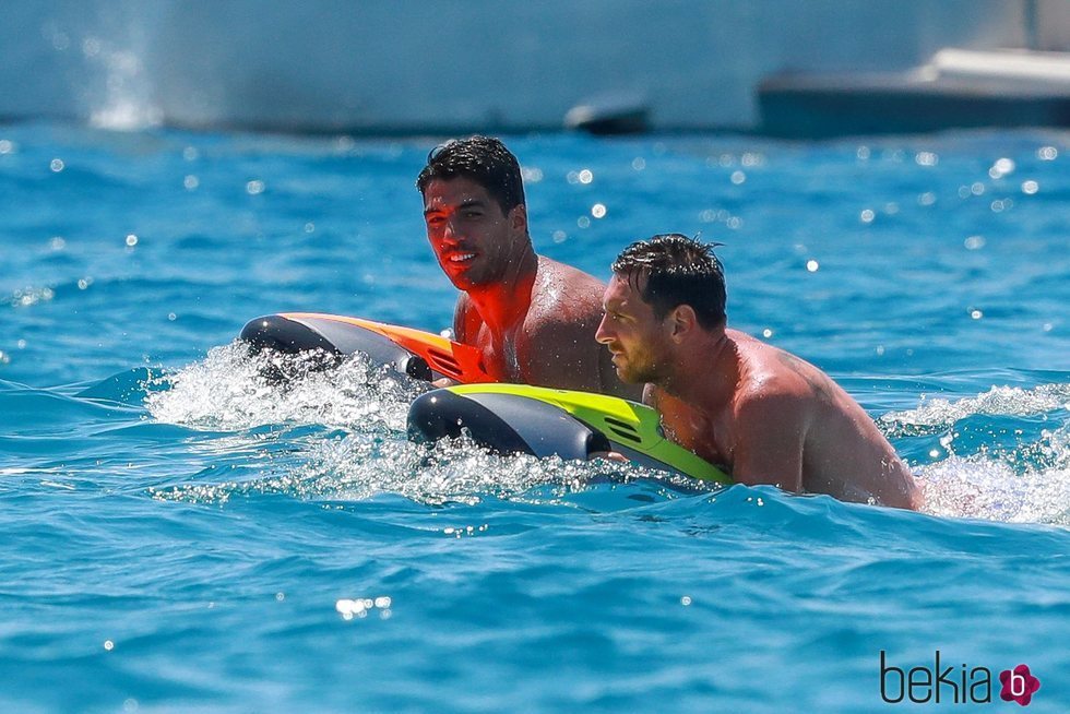 Luis Suárez y Leo Messi divirtiéndose en el mar de Ibiza