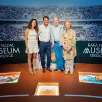 Los Reyes Juan Carlos y Sofía con Rafa Nadal y Xisca Perelló en su visita a la academia de Rafa Nadal