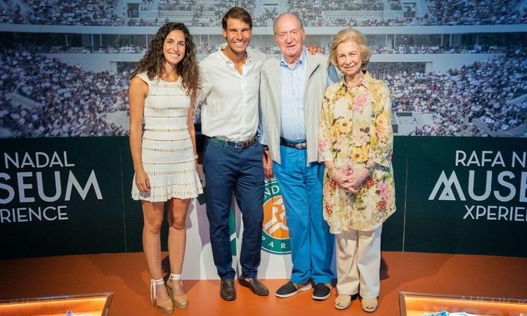 Los Reyes Juan Carlos y Sofía con Rafa Nadal y Xisca Perelló en su visita a la academia de Rafa Nadal