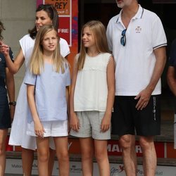 Los Reyes Felipe y Letizia, la Princesa Leonor y la Infanta SofÃ­a en su primera apariciÃ³n en Mallorca 2019