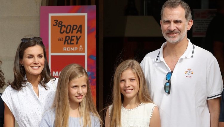 Los Reyes Felipe y Letizia, la Princesa Leonor y la Infanta Sofía en su primera aparición en sus vacaciones de verano 2019