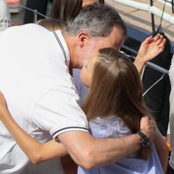 El Rey Felipe besa a la Princesa Leonor en el Náutico de Palma