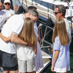 El Rey Felipe, muy cariñoso con la Princesa Leonor y la Infanta Sofía en el Náutico de Palma