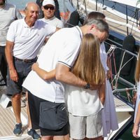 El Rey Felipe, muy cariñoso con la Princesa Leonor y la Infanta Sofía en el Náutico de Palma