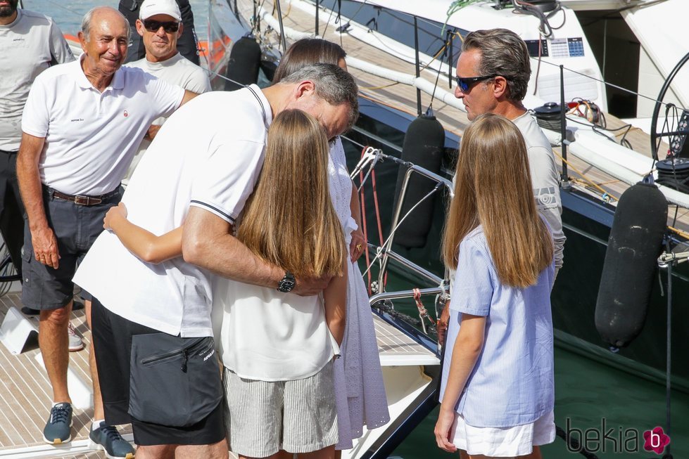 El Rey Felipe, muy cariñoso con la Princesa Leonor y la Infanta Sofía en el Náutico de Palma