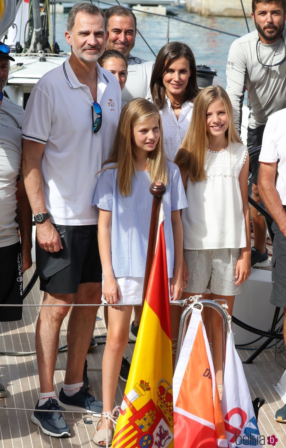 Los Reyes Felipe y Letizia, la Princesa Leonor y la Infanta Sofía a bordo del Aifos