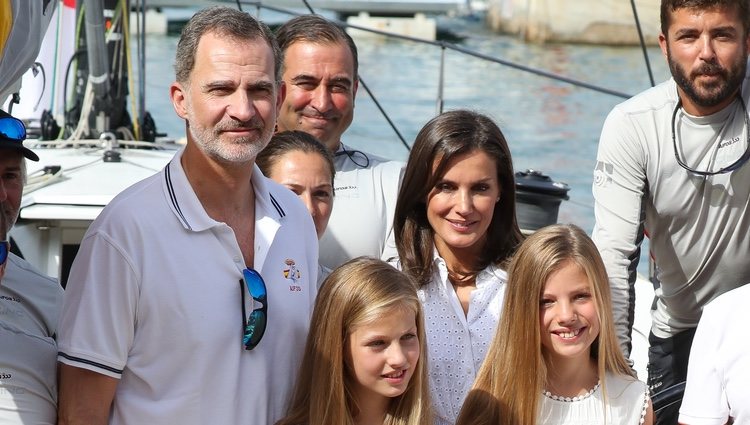 Los Reyes Felipe y Letizia, la Princesa Leonor y la Infanta Sofía a bordo del Aifos