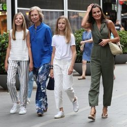 La Infanta SofÃ­a, la Reina SofÃ­a, la Princesa Leonor y la Reina Letizia en el cine en Palma