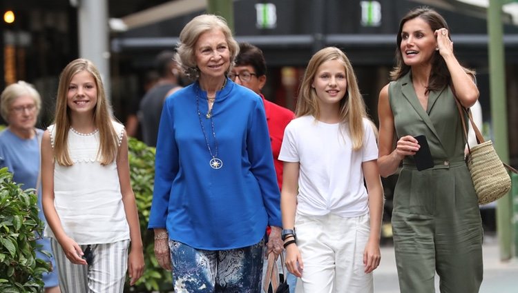 La Reina Letizia, la Princesa Leonor, la Infanta Sofía y la Reina Sofía en el cine en Palma