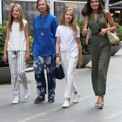 La Reina SofÃ­a con la Reina Letizia, la Princesa Leonor y la Infanta SofÃ­a tras ir al cine en Palma