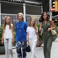 La Reina Sofía con la Reina Letizia, la Princesa Leonor y la Infanta Sofía tras ir al cine en Palma