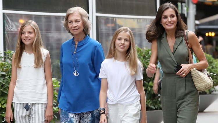 La Reina Sofía con la Reina Letizia, la Princesa Leonor y la Infanta Sofía tras ir al cine en Palma