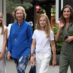 La Reina Letizia, la Princesa Leonor, la Infanta SofÃ­a y la Reina SofÃ­a, de paseo por Palma tras haber ido al cine