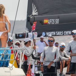 El Rey Felipe hablando con su ahijada Martina Jáudenes en las regatas de la Copa del Rey de Vela 2019