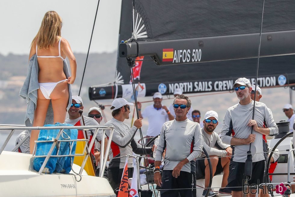 El Rey Felipe hablando con su ahijada Martina Jáudenes en las regatas de la Copa del Rey de Vela 2019