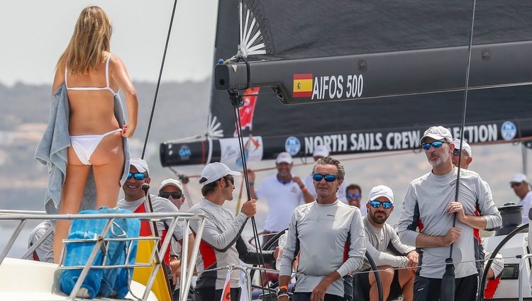 El Rey Felipe hablando con su ahijada Martina Jáudenes en las regatas de la Copa del Rey de Vela 2019