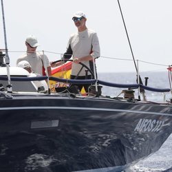 El Rey Felipe patroneando el Aifos en la Copa del Rey de Vela 2019