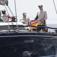 El Rey Felipe patroneando el Aifos en la Copa del Rey de Vela 2019