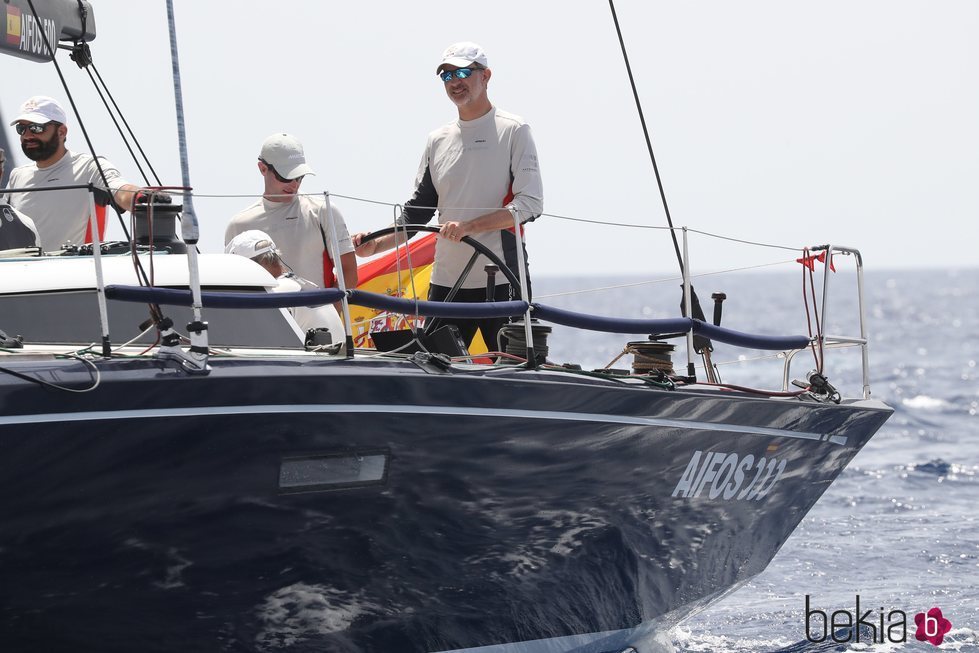 El Rey Felipe patroneando el Aifos en la Copa del Rey de Vela 2019