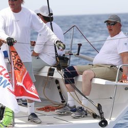 Harald de Noruega sentado en el Fram XVIII en la Copa del Rey de Vela 2019