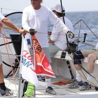 Harald de Noruega sentado en el Fram XVIII en la Copa del Rey de Vela 2019