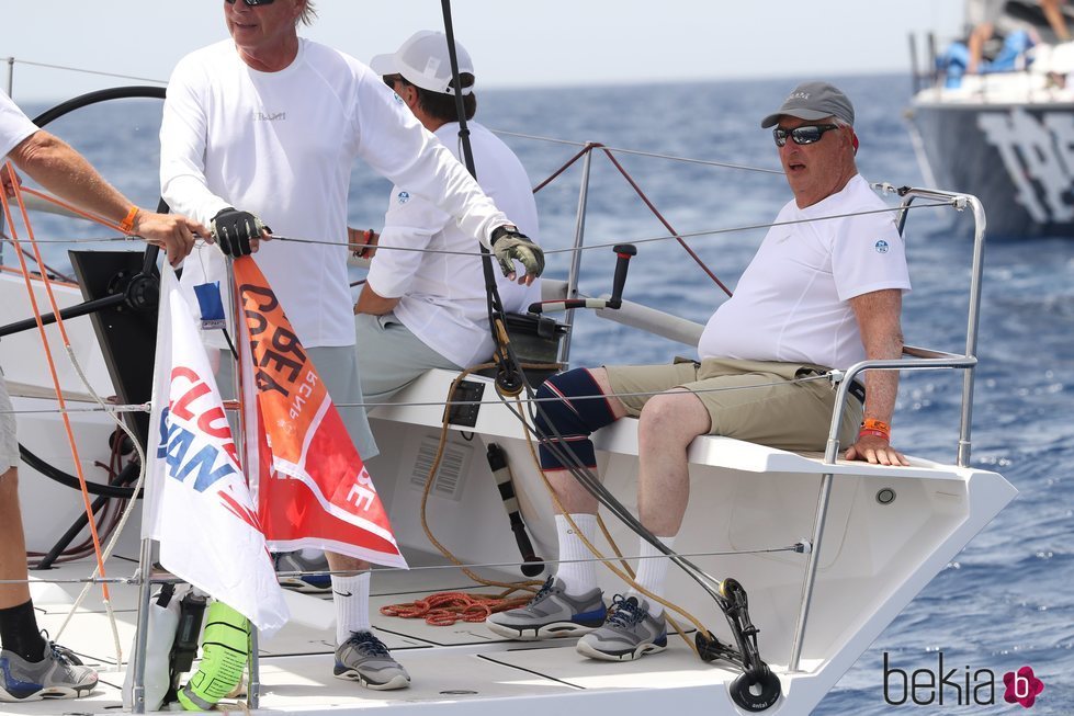 Harald de Noruega sentado en el Fram XVIII en la Copa del Rey de Vela 2019