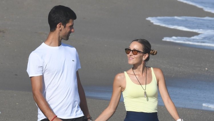 Novak Djokovic y Jelena Ristic paseando cogidos de la mano por las playas de Marbella