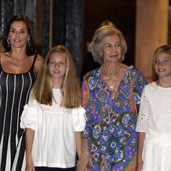 La Reina Letizia, la Princesa Leonor, la Reina SofÃ­a y la Infanta SofÃ­a yendo al ballet en Palma