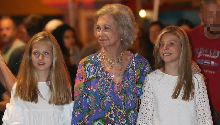 La Reina Sofía, la Princesa Leonor y la Infanta Sofía en el ballet en Palma