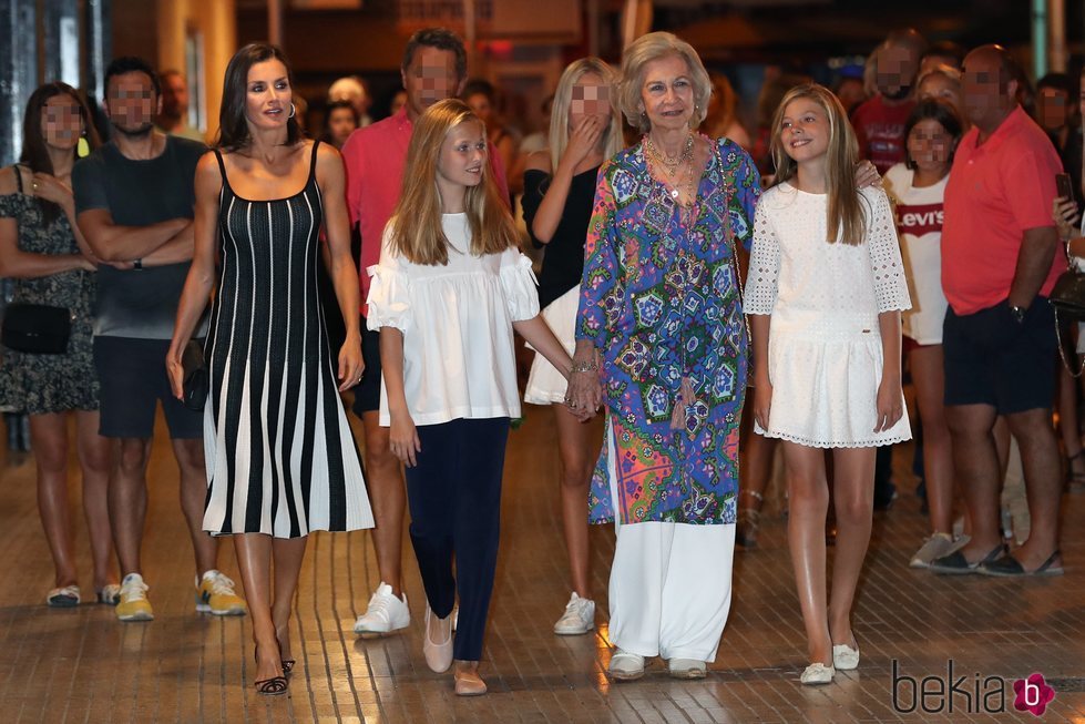 La Reina Letizia, la Princesa Leonor, la Infanta Sofía y la Reina Sofía en el ballet en Palma