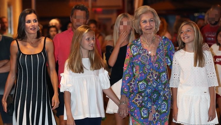 La Reina Letizia, la Princesa Leonor, la Infanta Sofía y la Reina Sofía en el ballet en Palma