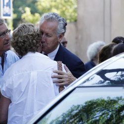 Mercedes Milá y Lorenzo Milá se saludan en el funeral de su madre