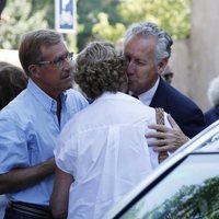 Mercedes Milá y Lorenzo Milá se saludan en el funeral de su madre