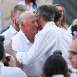 El Rey Felipe y Harald de Noruega se abrazan en la entrega de trofeos de la Copa del Rey de Vela 2019