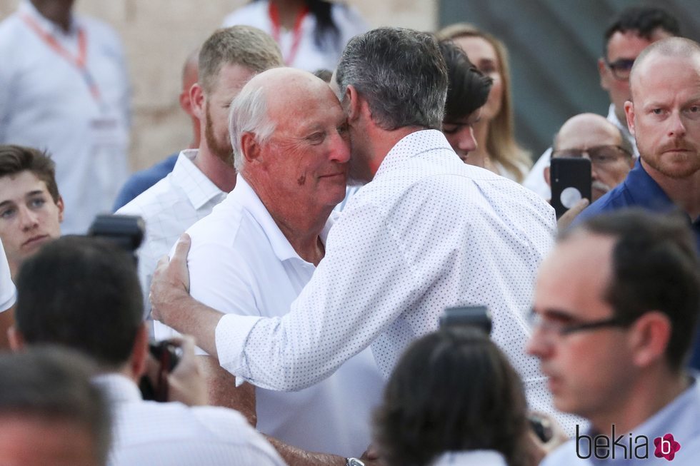 El Rey Felipe y Harald de Noruega se abrazan en la entrega de trofeos de la Copa del Rey de Vela 2019