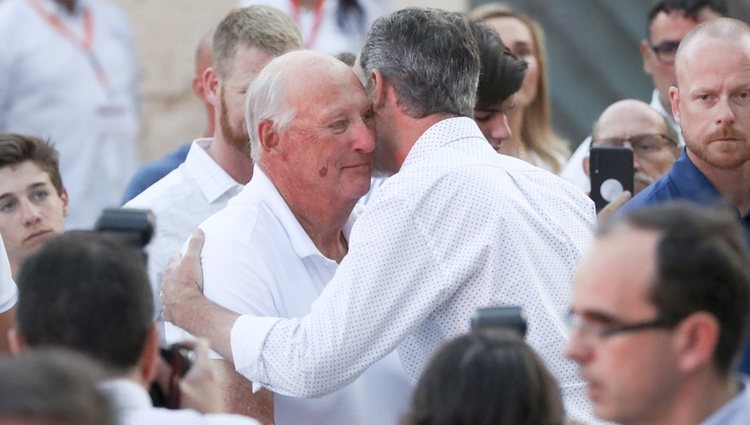 El Rey Felipe y Harald de Noruega se abrazan en la entrega de trofeos de la Copa del Rey de Vela 2019