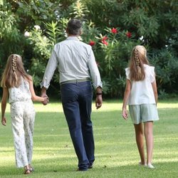 El Rey Felipe camina con la Princesa Leonor y la Infanta Sofía en su posado de verano 2019